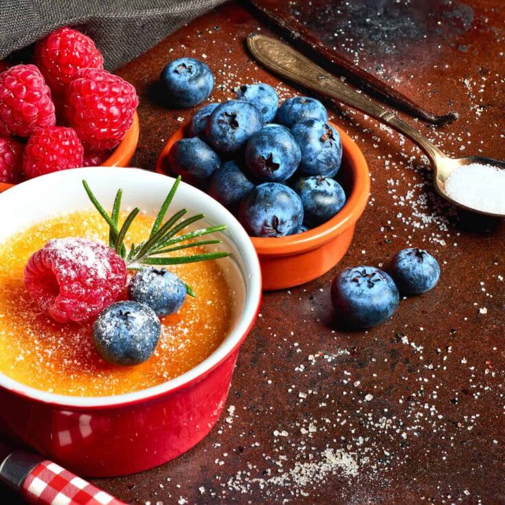 An easy romantic cr&egrave;me br&ucirc;l&eacute;e dessert