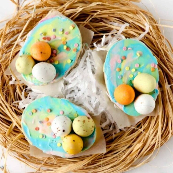 Egg-shaped easter cheesecakes