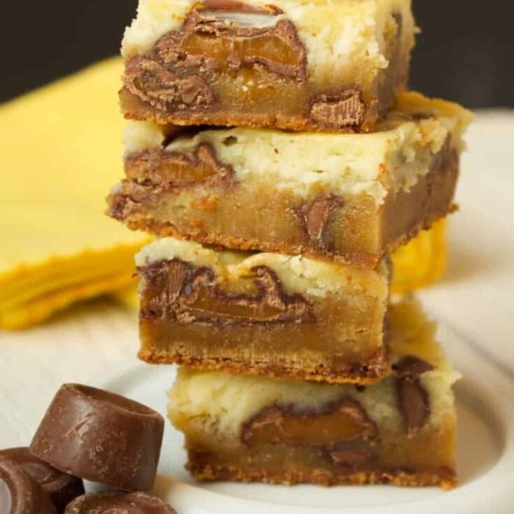 Rolo cheesecake cookie bars served on the table