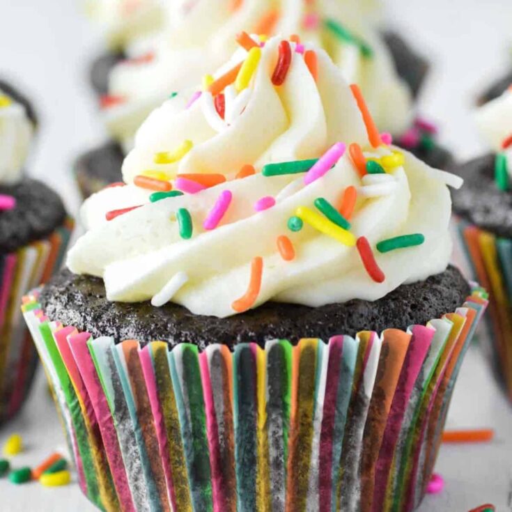 A set of chocolate cupcakes with vanilla frosting&nbsp;Valentines Day cupcakes