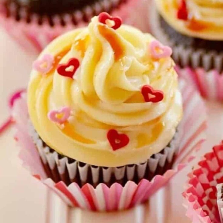 An appetizing set of Romeo and Juliet Valentines Day cupcakes