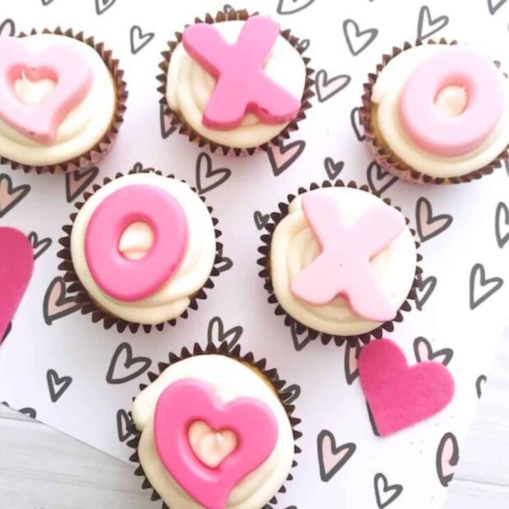 A set of XOXO Valentines Day cupcakes