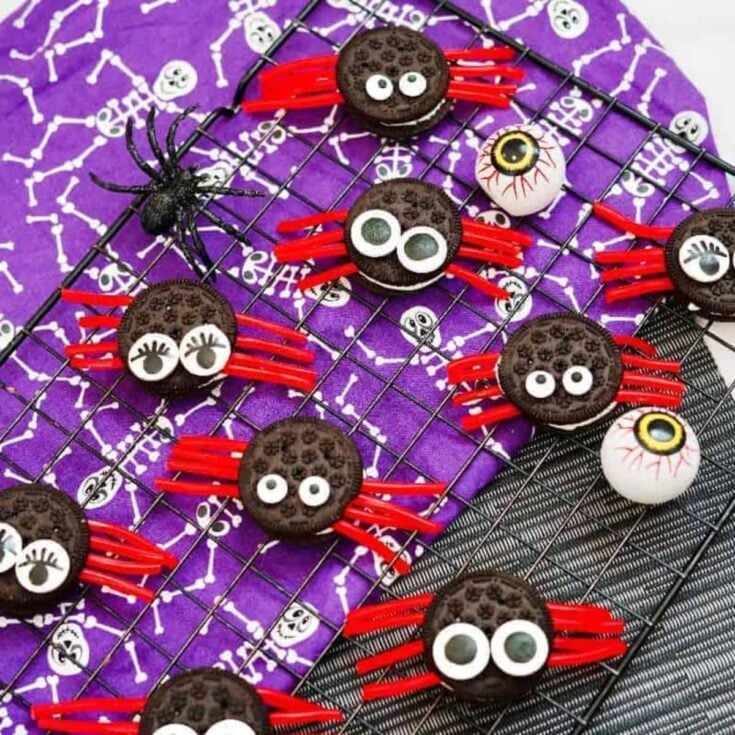 Halloween cookies: Spider oreos