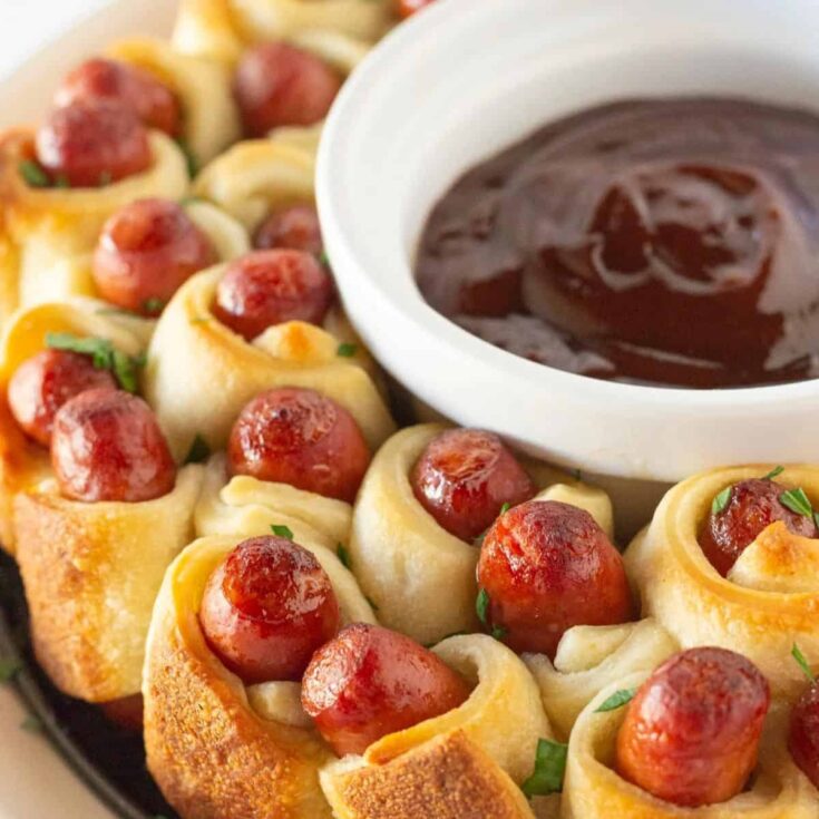 Easy pigs in a blanket wreath cooked after reading these Fall appetizers recipe
