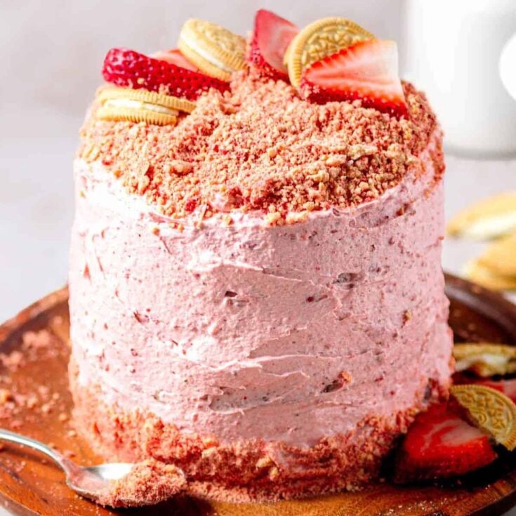 Easy strawberry crunch cake baked after reading these Valentines day cake recipes