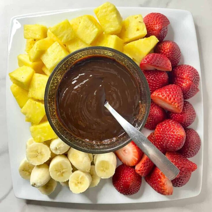 Chocolate fondue with fruits