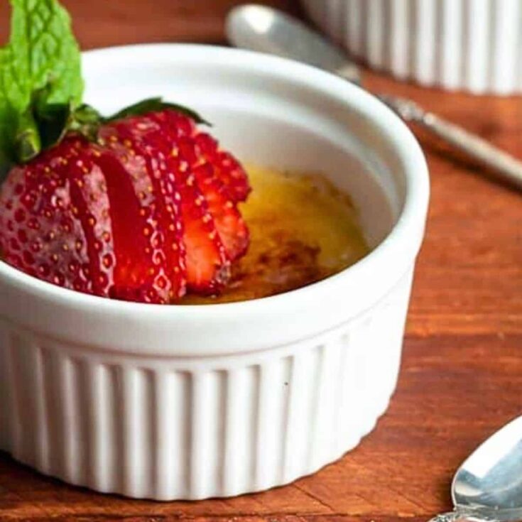 Cr&egrave;me br&ucirc;l&eacute;e with raspberry coulis