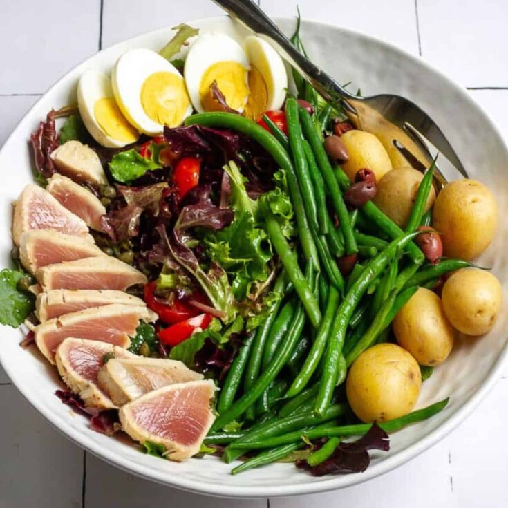 A bowl of seared tuna ni&ccedil;oise salad
