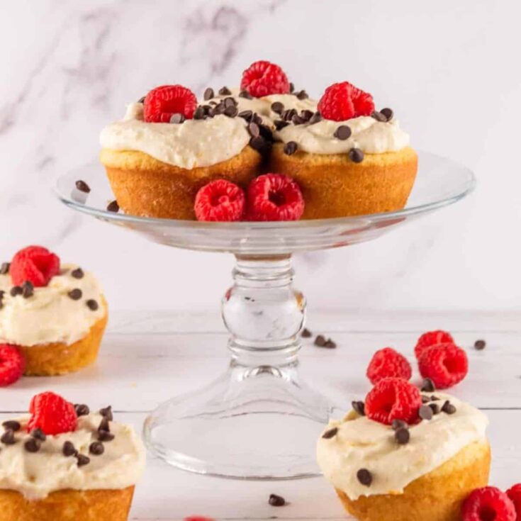 Cannoli Easter cupcakes with raspberry filling