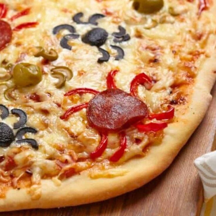 Easy Halloween spider pizza