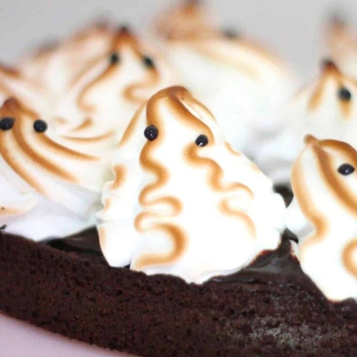 Hot cocoa ghosts made after reading these&nbsp;Halloween desserts