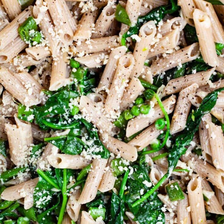 Easy spinach garlic pasta with peas