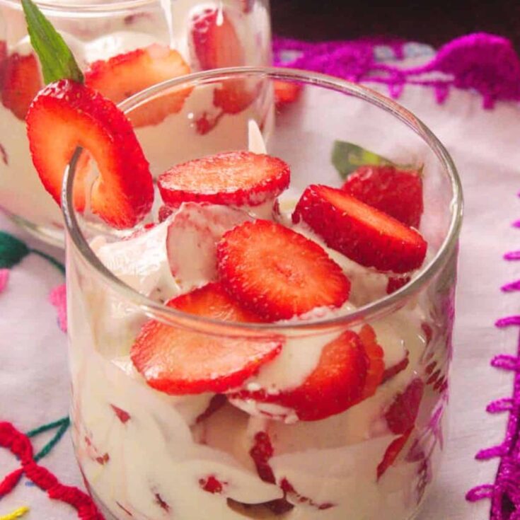 Fresas con crema topped with fresh strawberries