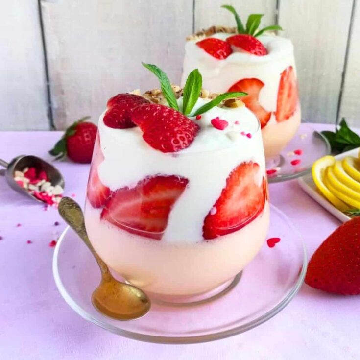 Strawberry yogurt parfaits