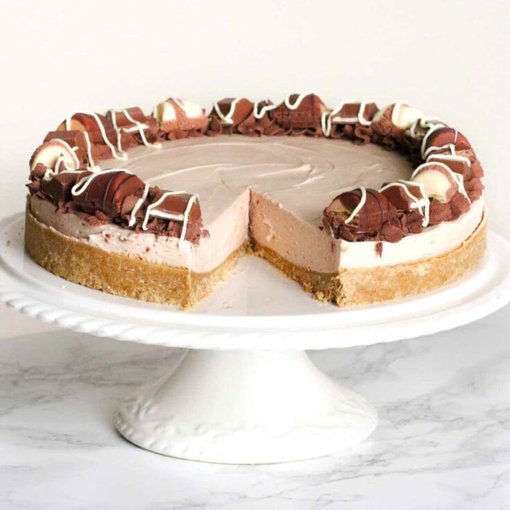 No-bake cheesecake with kinder bueno pieces