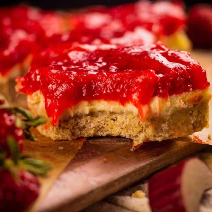 Strawberry rhubarb cheesecake bar