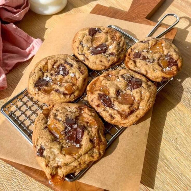 Crispy caramel chocolate chip cookies