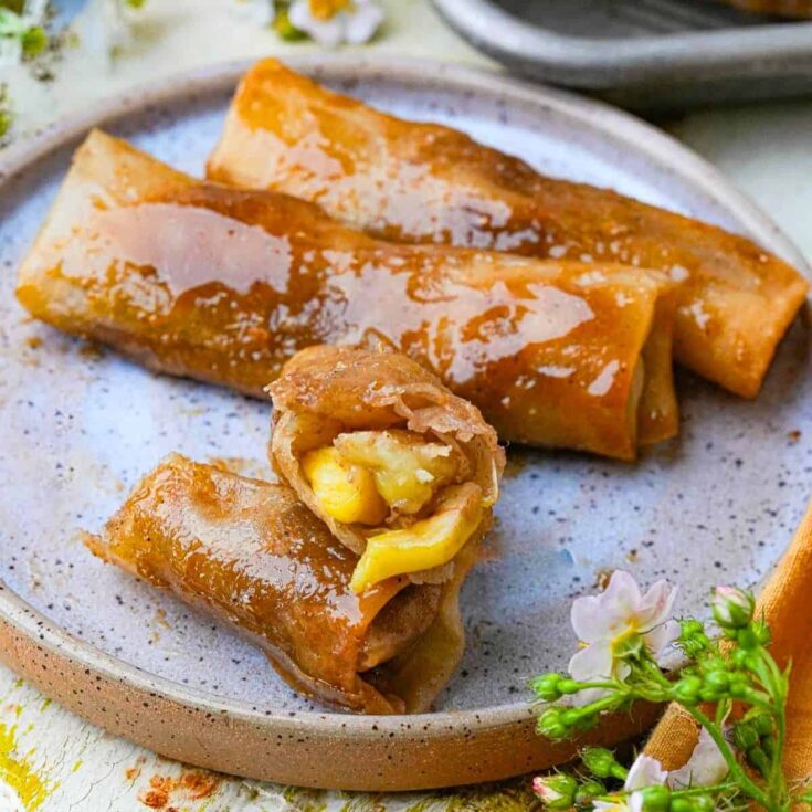 Turon served on a plate