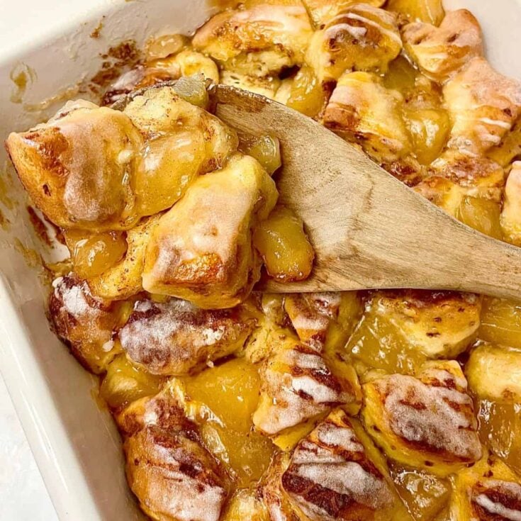 Apple pie cinnamon roll casserole