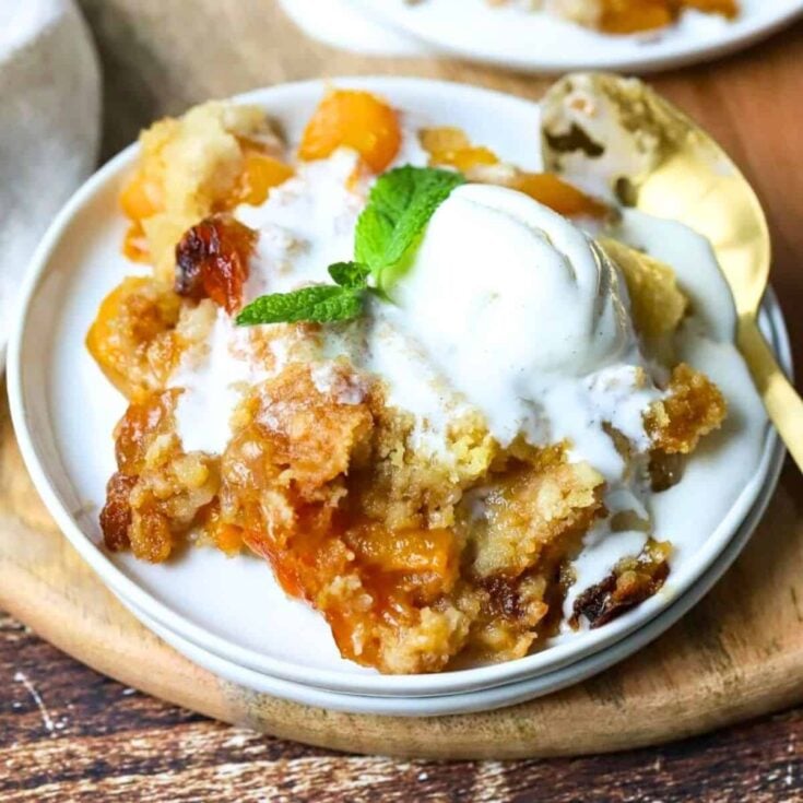 Crock pot peach cobbler dessert