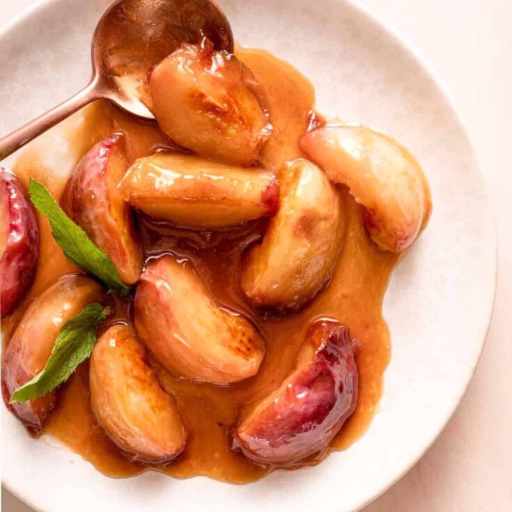 Caramelized peaches dessert