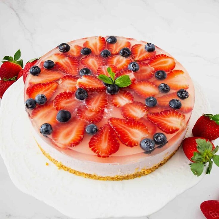 No-bake strawberry mousse cake